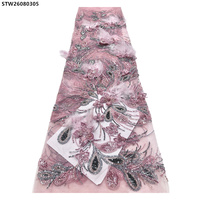 Applique brodée main en tissu dentelle 3D romantique, ornée de plumes fuchsia, de perles et de strass, motif paon brillant pour robe de mariée