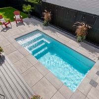Petite coque de piscine extérieure en fibre de verre assemblée et personnalisable
