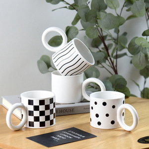 Cuadros con patrón blanco y negro, tablero de ajedrez o bandera de carreras de coches, taza negra de dos tonos - Product Image 1