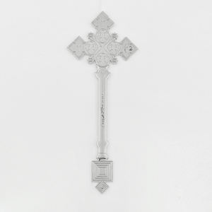 Подарок христианской православной религии, маленькая рука, держащая позолоченный крест, крест епископа пастора - Product Image 3