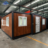 Maison préfabriquée portable fabriquée en usine avec des panneaux de style bois, des fenêtres centrales en verre pour une maison modulaire extérieure