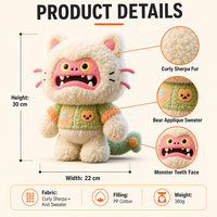 Figurine de chat monstre bouclé en peluche avec tenue tricotée et détails appliqués pour la décoration de chambre d'enfant - Vente en gros