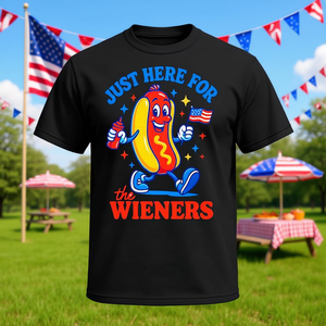 Camiseta Just Here For The Wieners del 4 de julio con diseño de hot dog - Product Image 3