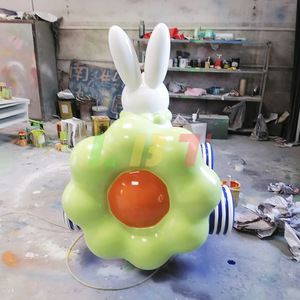Escultura de Fibra de Vidrio Libit Rabbit Go Kart, Forma Irregular, Decoración Artística de Pascua para Habitación Infantil, Personalizable - Product Image 1
