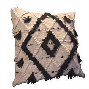 Funda de Cojín Decorativa Cuadrada de Algodón 100% Tejido con Diseño Geométrico Bohemio, Borlas y Cierre de Cremallera, Lavable a Mano - Product Image 1