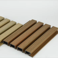 Revêtement mural cannelé en bois composite pour l'extérieur Panneaux de revêtement mural en bois composite pour l'extérieur Revêtement mural à lattes pour l'extérieur