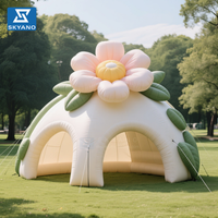 La tente gonflable géante en forme de fleur convient à la décoration des lieux d'événements en plein air