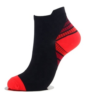 Chaussettes de sport pour hommes à blocs de couleur dégradés avec languette à talon, chaussettes de course antidérapantes, chaussettes d'entraînement à coupe basse à séchage rapide, personnalisables OEM - Product Image 4