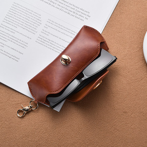 Étui à lunettes rétro en cuir PU à suspendre, étui portable pour lunettes de soleil avec cordon, boîte de rangement simple faite à la main pour lunettes - Product Image 5