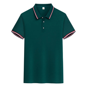 Camisa Polo Azul Claro de Poliéster Unisex para Trabajo y Uso Diario, Color Sólido, Manga Corta con Ribete Rojo, Blanco y Azul en el Cuello y Puños - Product Image 2