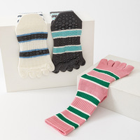 Chaussettes de Pilates de haute qualité en demi-éponge, cinq doigts, respirantes, rayures premium, pour le yoga