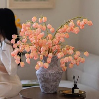 Lanterne florale décorative de style chinois moderne, en soie rose mate réaliste haut de gamme, avec branche de physalis, pour centre de table.