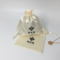 Tas Hadiah Cetak Tali Serut Satin Sutra Lembut Kustom Mode Wanita Vintage Mewah Warna Beige Kantong Kosmetik Daur Ulang Kantong Debu Logo Hitam