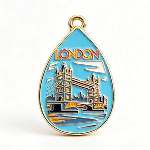 Pin Metálico del Puente de la Torre de Londres, Chapado en Oro, Esmalte Duro, Recuerdo, Forma Irregular, Aleación de Zinc - Product Image 1