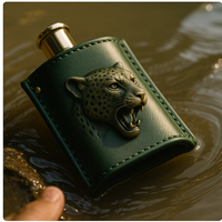 Bouteille de parfum de luxe pour hommes et femmes conteneur en cuir rechargeable en relief avec capuchon en or emballage cadeau de surface sérigraphiée