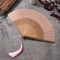 Nouvel éventail pliant de style chinois, couleur unie, portable, en soie ajourée et bambou, polyvalent, pour Cheongsam, Hanfu, décoration intérieure, motif floral