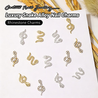 En gros, Breloques pour ongles en alliage en forme de petite serpe, Strass, Décorations 3D pour nail art en forme de serpent, Accessoires