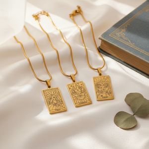 Nuova Collana con Ciondolo Rettangolare Inciso dei 12 Segni Zodiacali in Oro 18K PVD, Catena in Acciaio Inox, Regalo a Tema Astrologico - Product Image 4