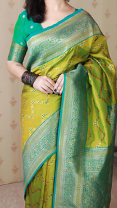 Elegante Mehendi verde suave seda Banarasi Saree con impresionante zigzag Meenakari Zari tejido Ideal para bodas festivales - Product Image 5