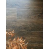 Échantillon gratuit de carreaux rustiques en porcelaine émaillée mate céramique aspect bois pour la décoration de salon au sol