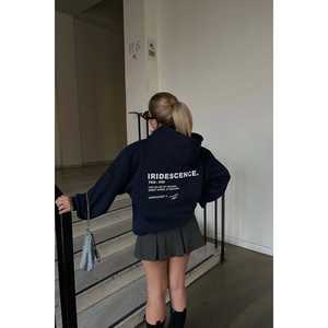 Sweat-shirt en soie oversize bleu marine avec logo personnalisé brodé et imprimé, design décontracté doublé pour la saison automne-hiver, taille unique. - Product Image 3