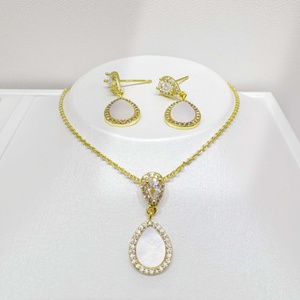 Ensemble de bijoux pour femme en argent 925 plaqué or, forme de fleur élégante, collier et boucles d'oreilles, cadeau idéal. - Product Image 3
