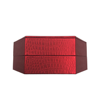 Boîte à bijoux en papier d'art rouge à motif crocodile hexagonal personnalisé avec plateau intérieur en velours à rabat et logo en feuille d'argent