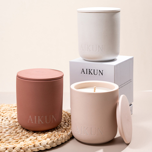 AIKUN ผู้จัดจำหน่ายขายส่ง เทียนเซรามิกหลากสี 100% ขี้ผึ้งถั่วเหลือง โลโก้สั่งทำได้ วัสดุพรีเมียม เทียนเซรามิกติดไฟนาน - Product Image 1
