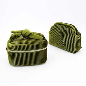 Borsa <span class=keywords><strong>per</strong></span> il Trucco in Velluto Elegante con Logo Personalizzato <span class=keywords><strong>per</strong></span> Donne, Regalo Nuziale, Pochette da Viaggio <span class=keywords><strong>per</strong></span> Cosmetici, Organizer <span class=keywords><strong>per</strong></span> Articoli da Toeletta - Product Image 2