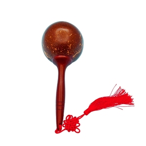 มาราคัสเปลือกมะพร้าวสีแดงเข้มเคลือบเงาพร้อมพู่ห้อยแบบจีน ด้ามไม้ ขายส่ง - Product Image 1