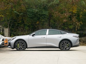 Veicolo Elettrico Efficiente con Autonomia di 708km, 800V, 4WD, per Pendolarismo Urbano, Viaggi Familiari e Guida a Lunga Distanza - Product Image 4