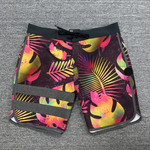 Shorts de bain décontractés pour hommes à imprimé serpent, séchage rapide, taille mi-haute, avec cordon de serrage et rayures latérales - Product Image 1