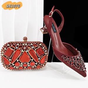 Set di <span class=keywords><strong>Scarpe</strong></span> e Borsa Coordinate per Donna Italiane, <span class=keywords><strong>Scarpe</strong></span> Africane con <span class=keywords><strong>Tacco</strong></span> Alto e Strass Viola Chiaro, Set Borsa e Pochette <span class=keywords><strong>Lilla</strong></span> per Feste - Product Image 2