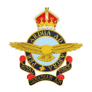 Insignia ROYAL EAGLE en fieltro no tejido dorado, bordada y cosida, 8 cm x 10 cm, para uso eclesiástico, PER ARDUA AD ASTRA - Product Image 1