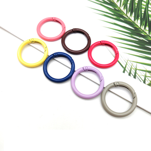 YYX 33MM porte à ressort joint torique rose mousqueton rond mousqueton rond porte à ressort en métal anneau ouvert pour sac - Product Image 1