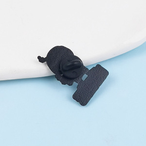 Divertente spilla per il cattivo del dito medio distintivo Design creativo stile frase inglese odio <span class=keywords><strong>tutti</strong></span> spilla smaltata - Product Image 3