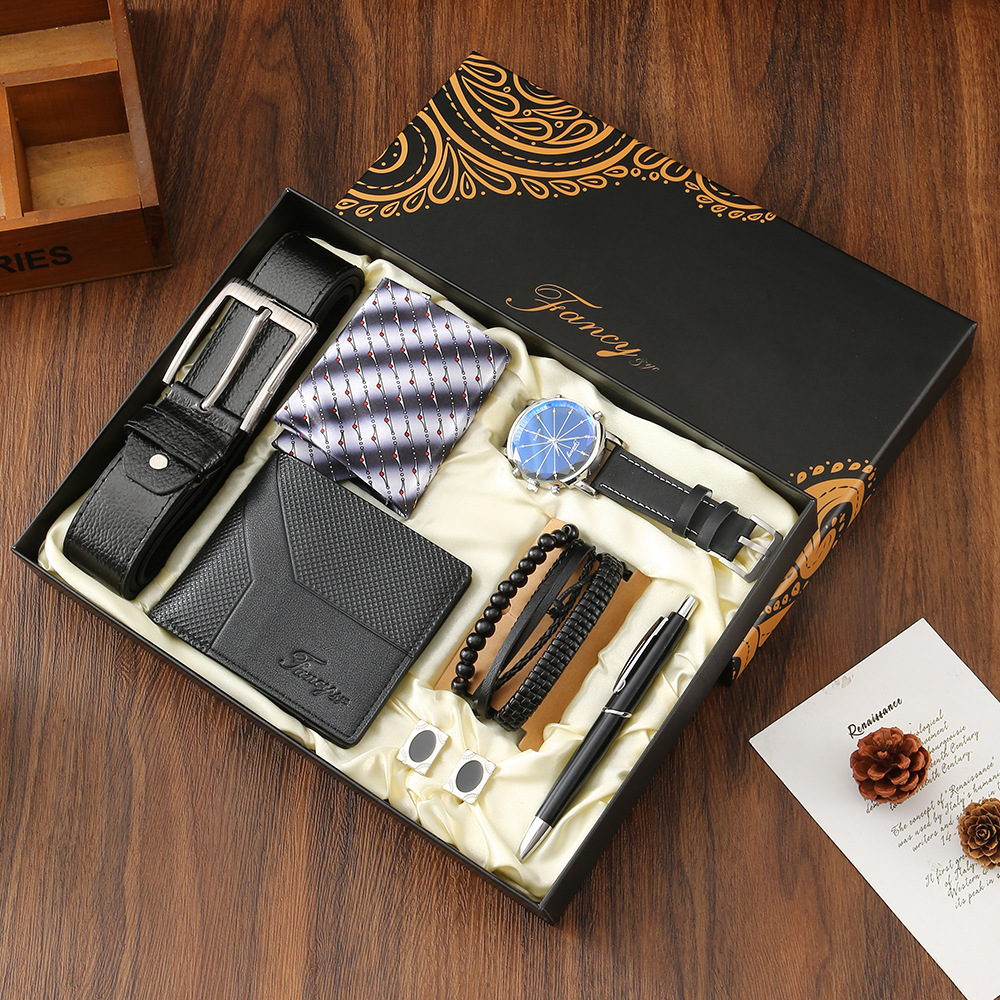 cinturón negro, cartera, reloj, pulsera, 3 cuerdas, clip para corbata, gemelos, bolígrafo