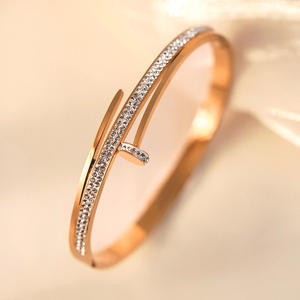 批发科恩女士时尚奢华18K镀金不锈钢钻石几何防水指甲首饰手镯 - Product Image 4