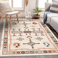 Tapis en laine fait main avec une palette de couleurs terreuses, des formes géométriques symétriques et des motifs floraux pour une décoration intérieure élégante