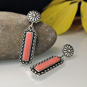 Orecchini Pendenti Boho Intagliati con Accenti Colorati, Stile Etnico Vintage, Accessori di Moda per Donne - Product Image 1