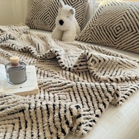 Plaid en polaire corail jacquard géométrique, couverture réversible en peluche avec polyester 260 g/m² pour canapé, lit et commandes en gros