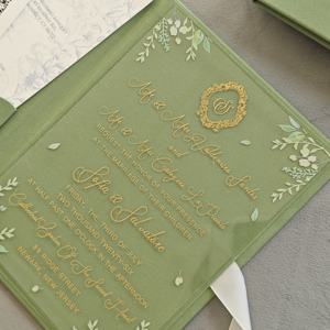 Invitación de Boda de Lujo Elegante en Verde Salvia con Monograma Dorado en Relieve, Sobre de Terciopelo, Acrílico, con Tarjetas de RSVP Detalladas - Product Image 5
