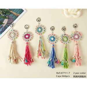Llavero de estilo étnico con borla y diseño floral colorido para bolso o accesorio de llaves - Product Image 2