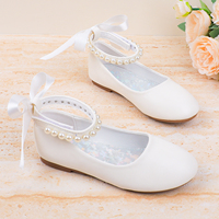 Chaussures plates Mary Jane personnalisées OEM pour filles, en cuir PU blanc mat, avec perles, bride de cheville et nœud en ruban de satin, pour la Communion Sainte