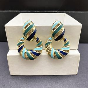 ต่างหูแบบติดหูทรงเรขาคณิตทันสมัย ชุบทองแดงเคลือบทอง ดีไซน์หรูหรา ประดับด้วยหินวงกลมตัดกัน เหมาะสำหรับเป็นของขวัญสำหรับผู้หญิง - Product Image 2