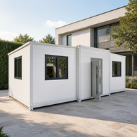 Casa Moderna Blanca Expandible y Plegable con Entrada Abierta y Ventanas con Marco Oscuro para Uso Residencial y en Proyectos