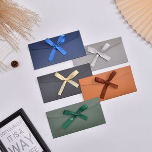 Enveloppe d'affaires haut de gamme au design personnalisé pour invitations de mariage avec fermeture à ruban, matériaux recyclés et impression UV - Product Image 4