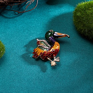 Broche creativo único colorido esmalte tucán Cormorant Bird para hombre, joyería a granel - Product Image 4
