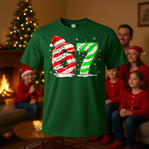 Six Seven 6 7 Meme T-shirt assorti pour la famille avec chapeau de Père Noël - Product Image 3