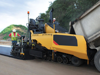 Paveuse d'asphalte et de béton sur chenilles AP755, finisseur routier de 9,1 m, 149 kW, profondeur de pavage de 360 mm pour la construction de routes et autoroutes